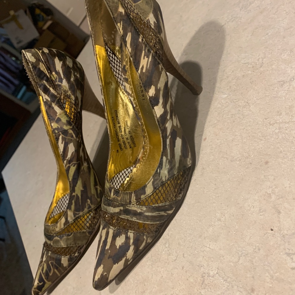 Women’s dressy heels Camo and gold size 7m